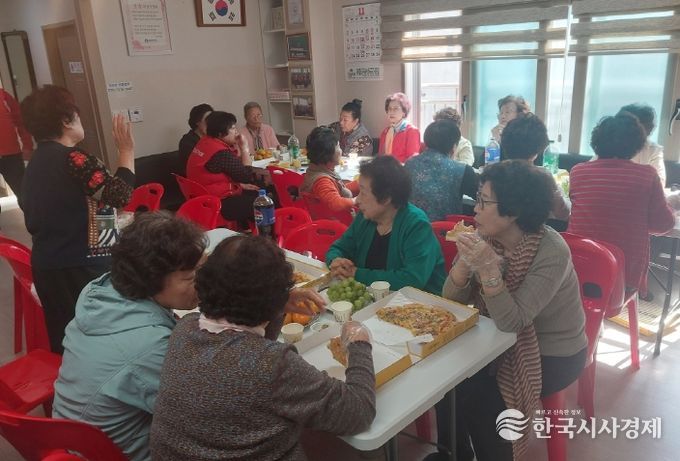 부산 중구 무한리필봉사단, 어르신께 사랑의 피자 식사 대접
