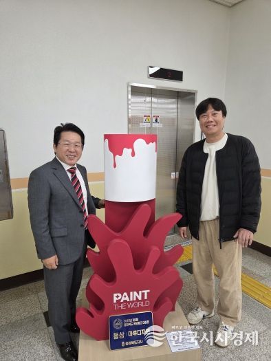 진천읍 예술작품 기탁식 사진(오른쪽 권진수 대표)