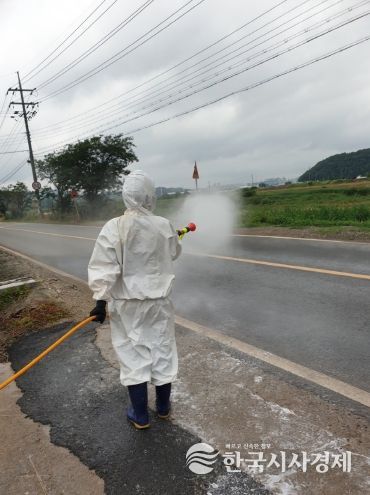 천안 풍서천 일대에서 H5형 조류인플루엔자(AI) 항원이 확인된 가운데 천안시가 인근 가금농가 입구를 통제하고 있다.