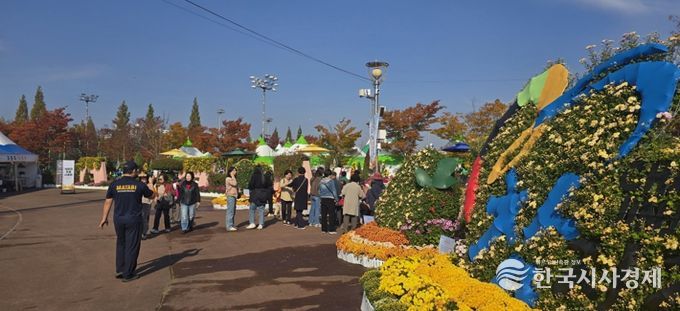 “진주국화작품전시회, 16일까지 1주일 연장 전시”