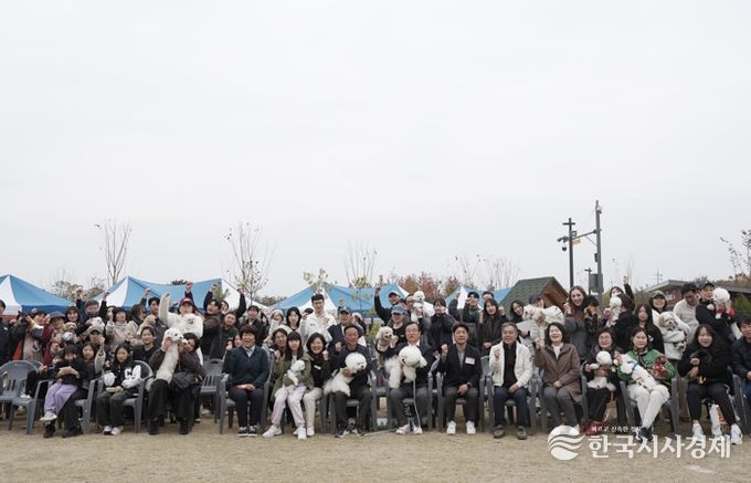 8일 미사아일랜드 펫존에서 열린 ‘2025 하남시 반려동물 문화축제’에서 반려인과 반려견들이 기념촬영을 하고 있다.