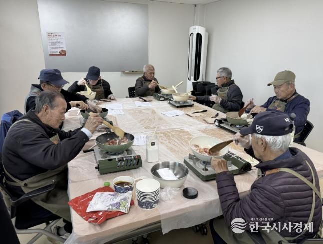 ‘쿡(cook)할배를 위한 찾아가는 요리 교육’ 단체사진