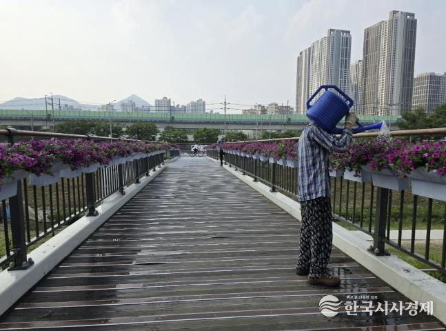 갈매동 매화교 난간 화분 유지·보수, 동구동 경로당 시설 정비사업 등이 진행되었다.