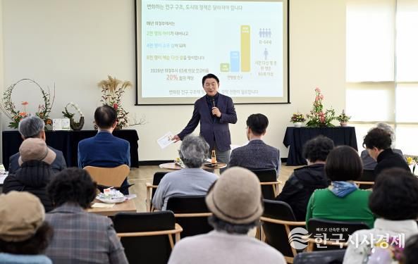 김동근 시장이 11월 7일 ‘성인문해교육 시화전 한마당’ 행사에서 특별강연을 하고 있다.