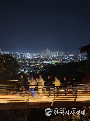 밀양시는 아리랑고갯길 일원에서 시민과의 현장 소통 프로그램을 마친 후 단체 기념 촬영을 진행했다.