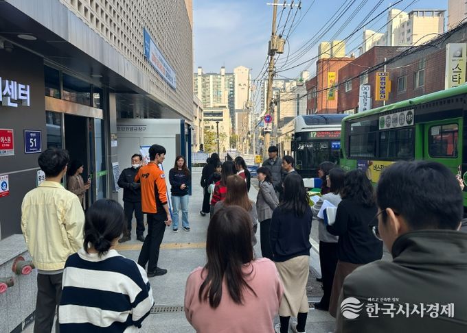 광명시 광명1동 생활문화복합센터는 지난 7일 광북119안전센터와 함께 화재 발생 시 신속한 대응 능력을 강화하기 위한 공공기관 합동 소방대피훈련을 실시했다.