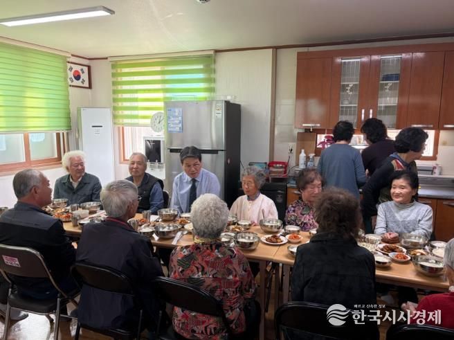 지난 10월, 경로당 무상급식 시범사업 화성면 잔디리경로당 현장 점검 모습
