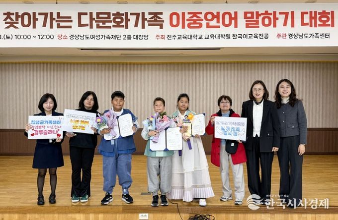 이중언어 말하기 대회에 참가 학생들이 기념촬영을 하고 있다.(왼쪽부터 김다닐, 텐바딤, 김루슬라나 학생)