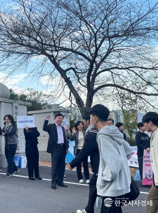 2025학년도 대학수학능력시험 당시 정기명 시장 수험생 응원 현장(여수충무고)
