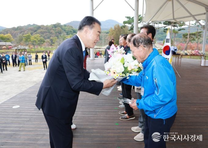 구복규 화순군수가 표창하는 모습