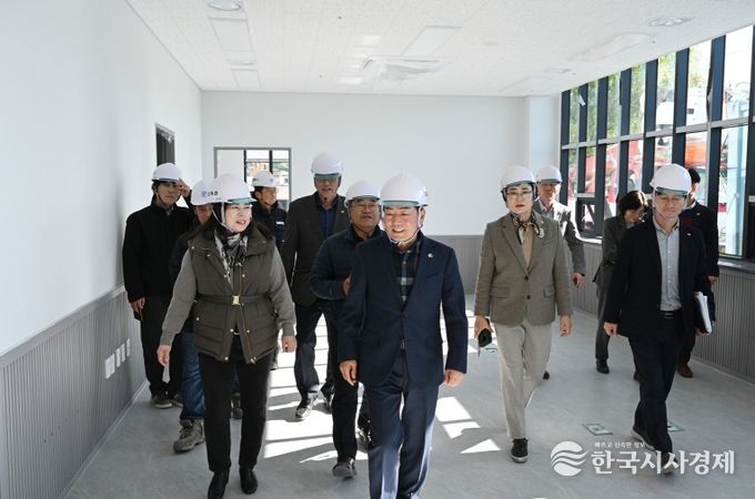 성낙인 창녕군수가 현장 관계자들과 함께 장애인복지 클러스터 조성사업 현장을 점검하고 있다.