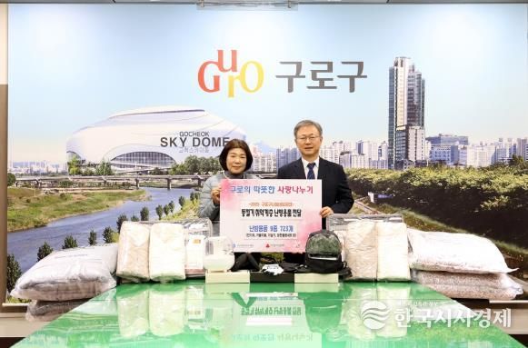 장인홍 구로구청장(오른쪽)이 구청에서 열린 ‘2025년 동절기 취약계층 난방용품 전달식’에서 구로희망복지재단 관계자와 난방용품을 앞에 두고 기념촬영을 하고 있다.