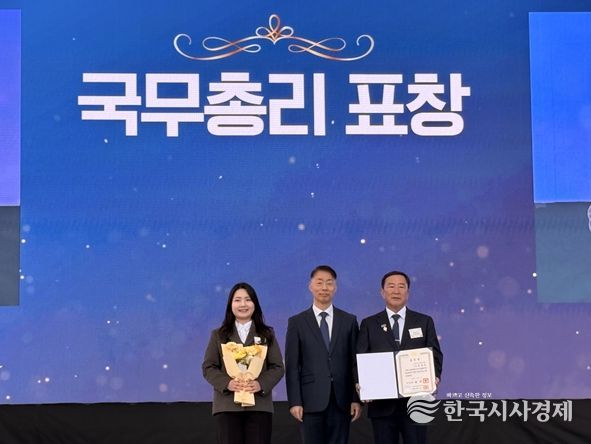 오른쪽에서 첫 번째 청운농원 황병태(63) 대표