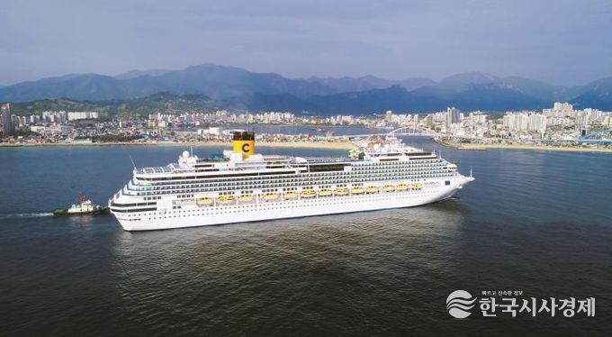속초항 입항하는 코스타세레나호