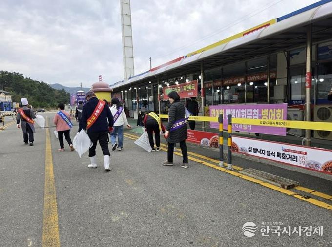 지난 12일, 섬 뻘낙지 음식특화거리 환경정화 활동