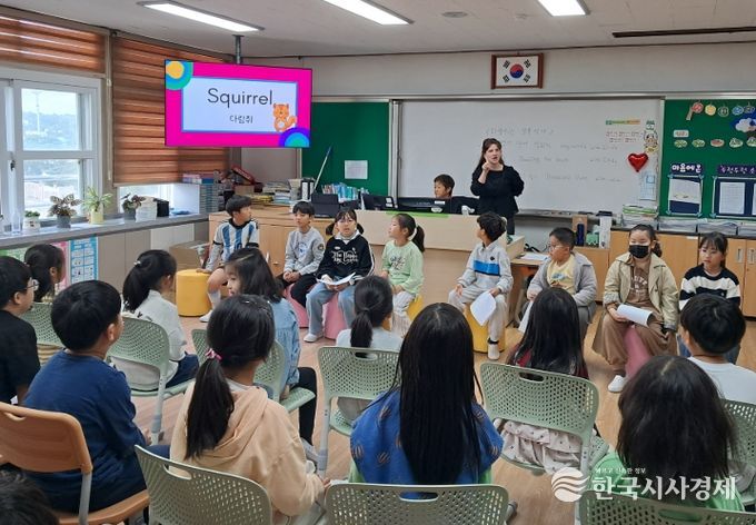 원어민 교사와 함께하는 ‘오감만족 책읽기’