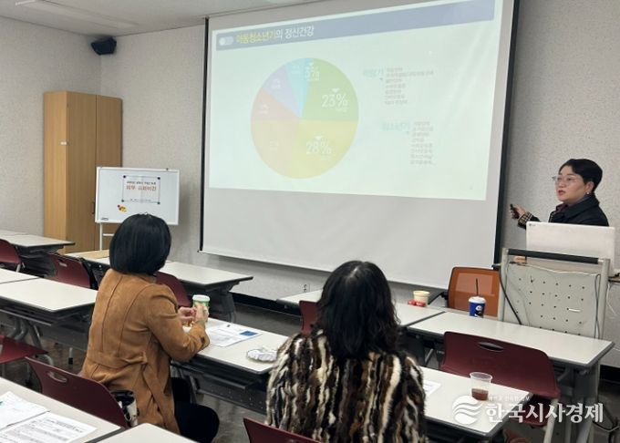지난 12일 광명도서관 문화교실에서 '외부 전문가 슈퍼비전'교육이 진행되고 있다.