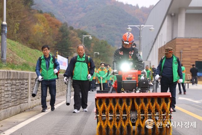 충주시 지역자율방재단 재난 대응 특화훈련 실시(제설기기 훈련)