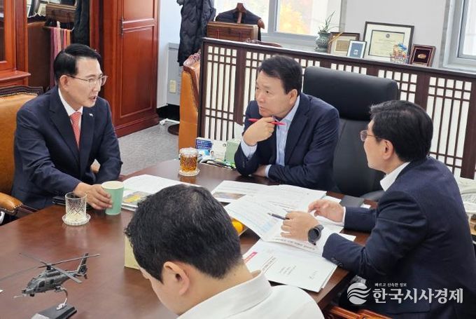이완섭 서산시장이 13일 국회에서 성일종 국방위원장과 만나 주요 현안 사업 추진을 위한 국비 반영을 건의했다.