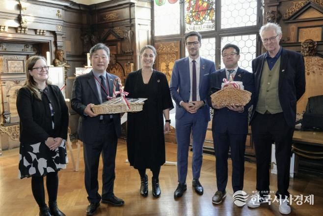 김현수 제1부시장(오른쪽 2번째부터), 마르틴 호른 프라이부르크시장, 김정렬 수원시의회 부의장(왼쪽 2번째) 등이 13일 환담 후 함께하고 있다.