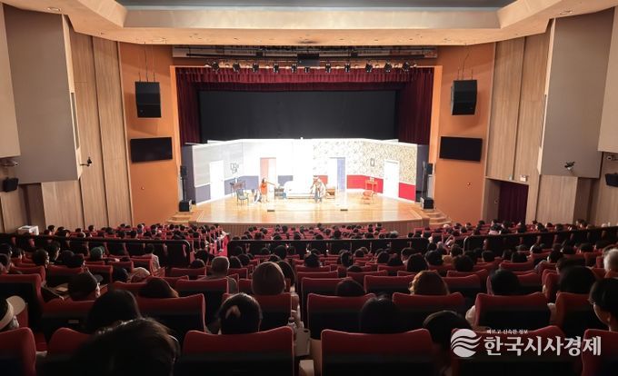 완도군, _문화의 날_에 다양한 문화 공연 마련(사진은 지난 8월에 선보인 연극 라이어)