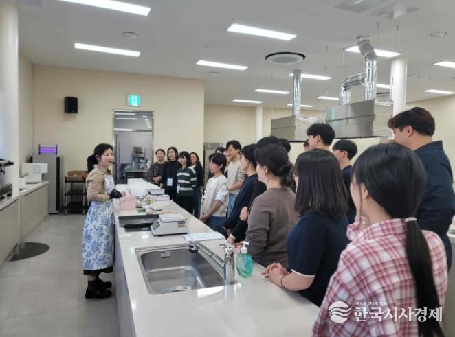 경남 밀양시가 진행한 ‘지역을 알고 선배에게 배우는 저연차 공무원 성장 워크숍’에서 참가자들이 쿠킹클래스 체험 프로그램에 참여하고 있다.