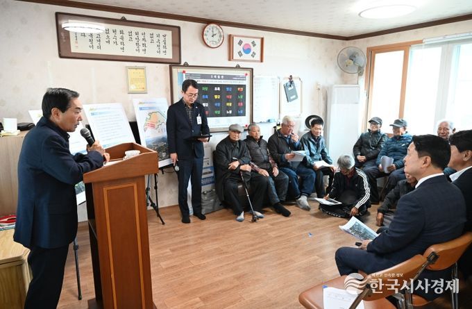 성낙인 창녕군수가 주민설명회에 참석해 주민들에게 사업 진행상황에 대해 이야기하고 있다.