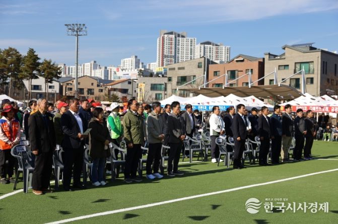 동탄9동 체육대회에 개회에 앞서 차성훈 동탄출장소장과 배정수 호성특례시 의회 의장 등 내빈과 참가자들이 국민의례를 하고 있다