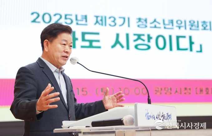 박승원 광명시장이 지난 15일 시청 대회의실에서 개최한 청소년 정책제안 보고회 '나도 시장이다'에 참석해 인사말을 하고 있다.