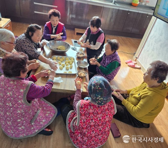 경로당 여가문화사업 우수시책 특별프로그램 ‘호떡 만들기’ 수업