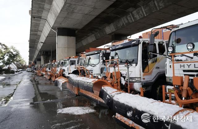성남 수정구 수질복원센터 하적장에 대기 중인 제설 차량들