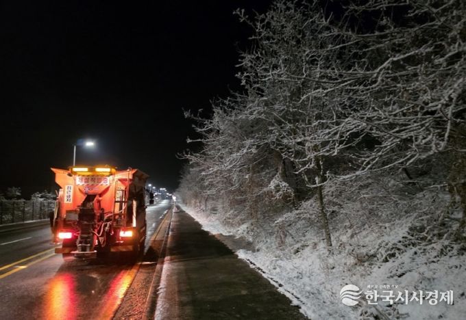 지난 겨울 유성구청 공무원이 주요 도로 제설작업을 실시하고 있다.