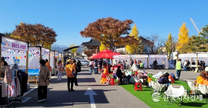 경주시 평생학습가족관 야외행사장에서 다양한 체험부스와 홍보부스가 운영되고 있다