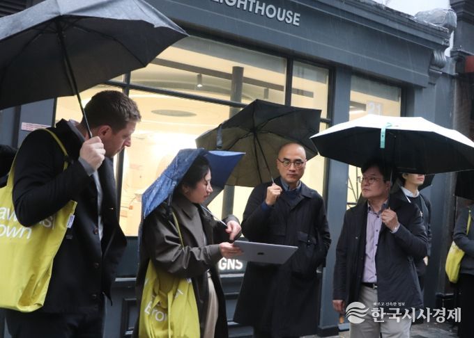 김병수 시장이 런던의 대표적 문화예술거리인 소호거리를 찾아 도시재생 성공 비결과 특징을 살피고 있다.