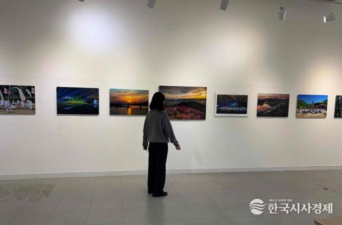 밀양아리랑아트센터 전시장에서 열리는 2025 밀양사계절관광 전국 사진 공모전