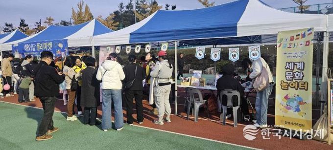 밀양시 해와달어린이집이 12일 밀양시종합운동장 보조경기장에서 나눔장터 행사를 진행했다.