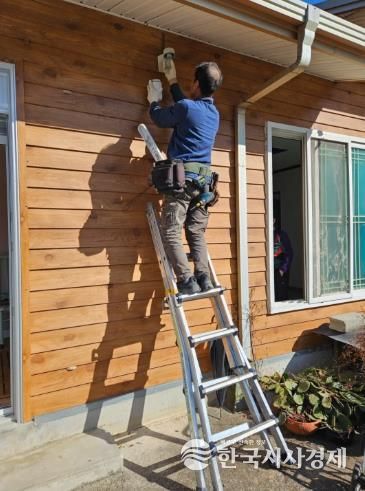 희망복지서비스로 주민 가구에서 전기안전점검을 하고 있는 모습