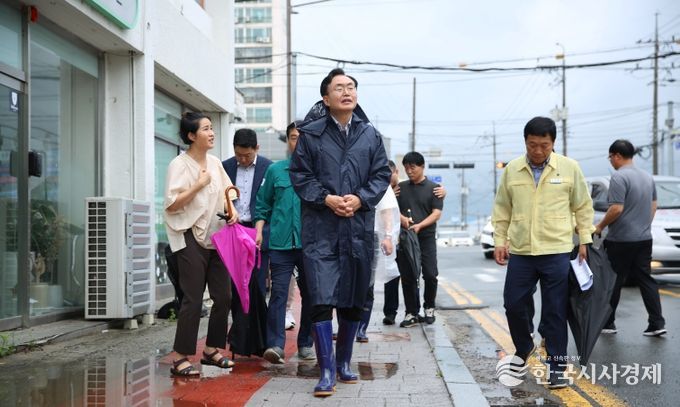 나주시가 7월 집중호우 피해를 입은 시민 부담을 덜기 위해 상하수도 요금 감면을 시행한다. 사진은 윤병태 시장이 금천면 일대 상습 침수 구역 점검에 나선 모습.