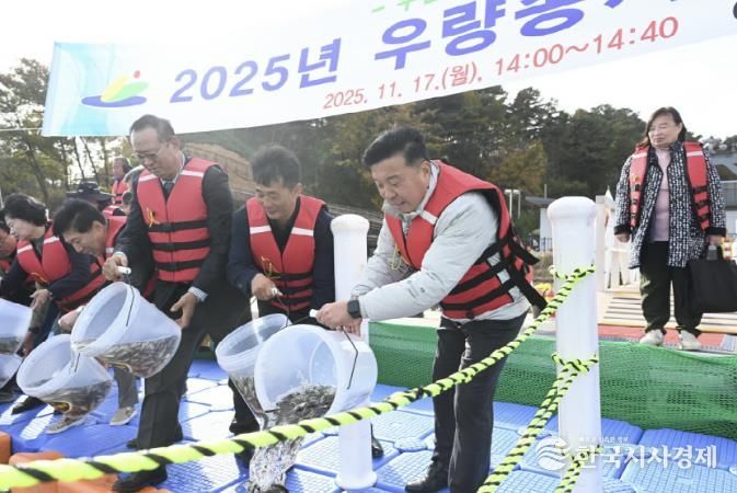 토종어류 방류 작업 모습