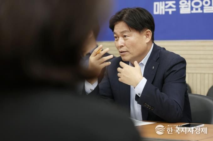 조용익 부천시장이 17일 시청에서 열린 ‘틈만나면, 현장속으로’ 에 참석해 시민과 생활 속 불편 해결을 위한 방안을 함께 이야기하고 있다.