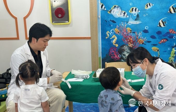 울진군은 지난 8월부터 11월까지 관내 어린이집 및 유치원 21개소 원아 840여 명을 대상으로‘찾아가는 어린이 구강보건교실’을 운영했다