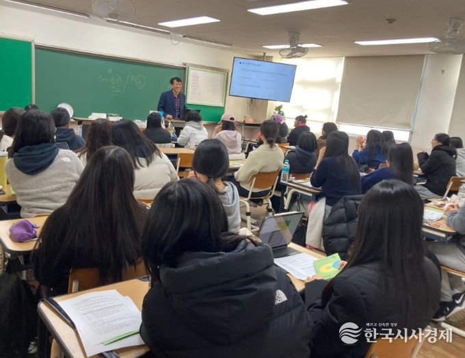 천안시는 18일 두정고등학교에서 인문계 고등학교 학생을 대상으로 청년안정교육을 실시했다.