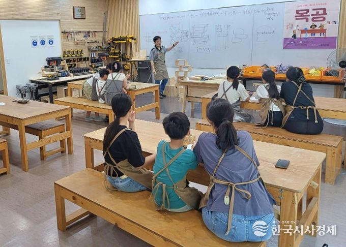 판교유스센터, 가족이 함께 만든 가구.. 목공 프로그램 인기