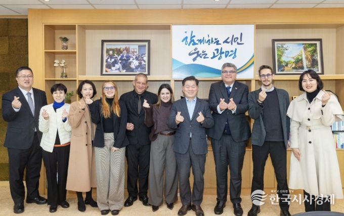 박승원 광명시장(사진 왼쪽 일곱 번째)이 17일 사회적경제·공정무역 분야의 교류 확대를 위해 광명시를 방문한 코스타리카 대사관과 코스타리카 커피연구소(ICAFE) 관계자와 차담회를 진행하고 기념사진을 촬영하고 있다. 사진 왼쪽 다섯 번째 마빈 로하스 커피연구소 이사, 여섯 번째 마리오 호세 카스티요 부총괄이사, 여덟 번째 호르헤 발레리오 주한 코스타리카 대사.