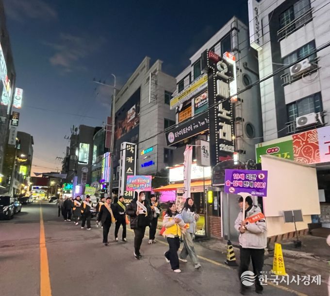 천안시는 지난 18일 두정동 먹자골목 일대에서‘청소년유해환경 개선 합동점검 및 거리 캠페인 활동’을 실시했다.