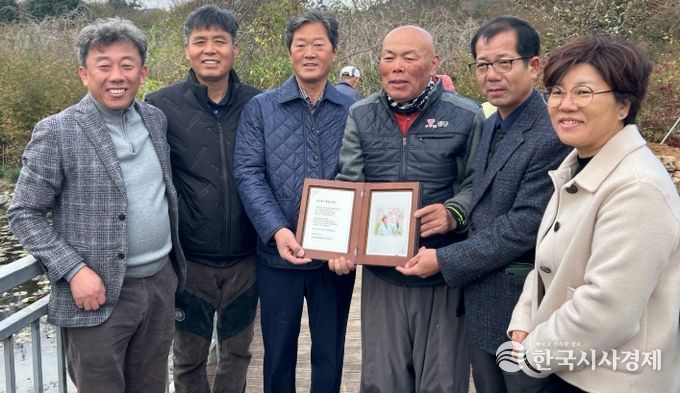 강진군 농수특산물 직거래사업단에서 남미륵사 법흥스님께 감사패를 전달하고 있다.