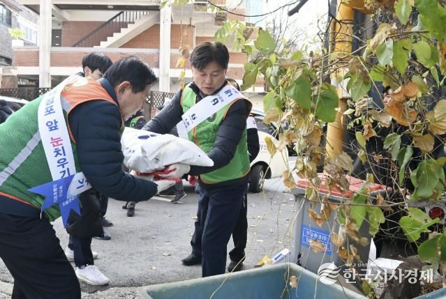 조용익 부천시장과 김태웅 부천시 자율방재단장이 제설제 보충 작업을 하고 있다.