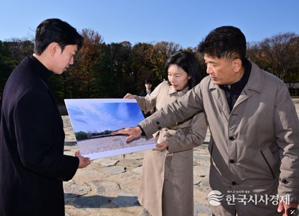 정전에서 바라 보이는 경관 뷰 확인하는 최호정 의장