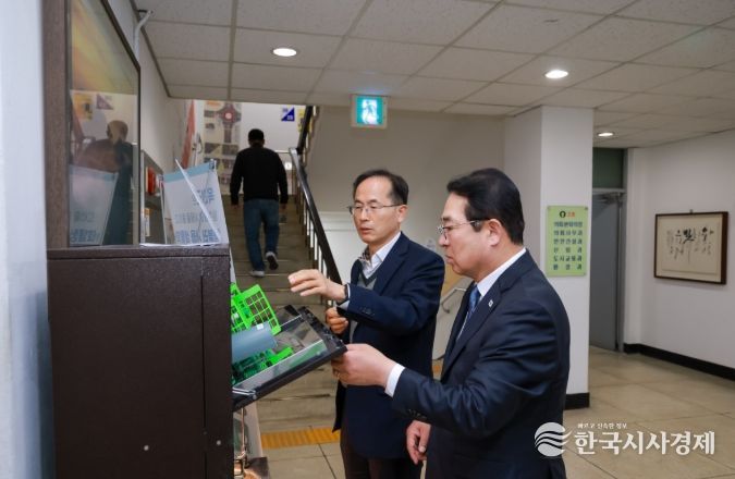 1회용기를 사용하는 옥천군 고위공직자 모습