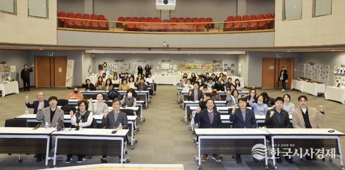 장애인 학습자들이 18일 안산문화예술의전당 국제회의장에서 ‘안산시 장애인 평생학습 성과공유회’를 진행하고 있다.